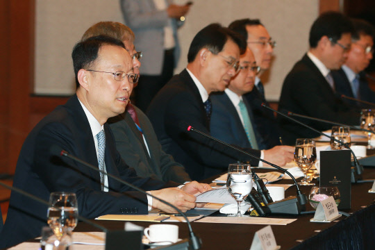 백운규 산업통상자원부 장관(왼쪽 첫번째)이 11일 서울 삼성동 그랜드인터컨호텔 오키드룸에서  '산업혁신 2020 플랫폼'을 발족하고 신산업에 대한 적극적인 투자와 일자리 창출을 위해 힘써줄 것을 당부하고 있다. (사진=산업통상자원부 제공)