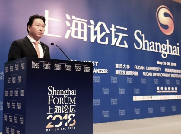 최태원 SK 회장이 지난 26일 중국 상하이 국제컨벤션센터에서 열린 ‘2018 상하이 포럼’에서 축사를 하고 있다. (사진=SK 제공)