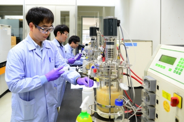LG화학 연구원들이 바이오의약품의 배양 연구를 진행하고 있다.