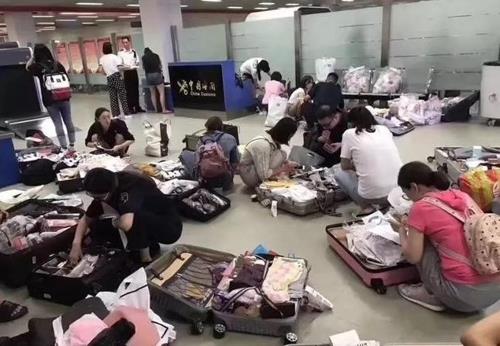 공항에서 여행 가방을 풀어놓은 중국 관광객들 [웨이보]
