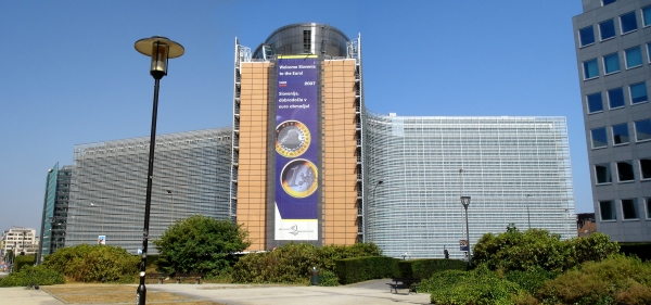 '사회유럽 주변화의 삼두마차'의 하나로 꼽히는 유럽연합 집행위의 벨기에 브뤼셀 본부의 모습. 2007년 슬로베니아의 유로화 가입을 환영한다는 현수막이 선명하다. 위키피디아