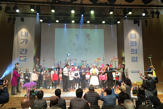 "평화의 길" 창립대회 마지막 공연 솟대 퍼포먼스