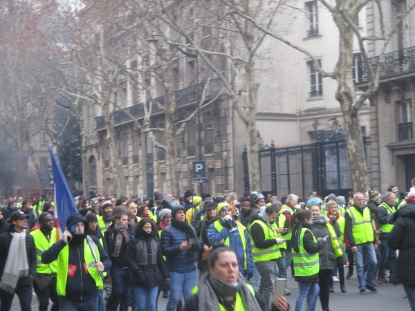 지난 1월 파리 생제르맹 거리에서 항의하는 노란 조끼 시위대. 사진: 위키피디아