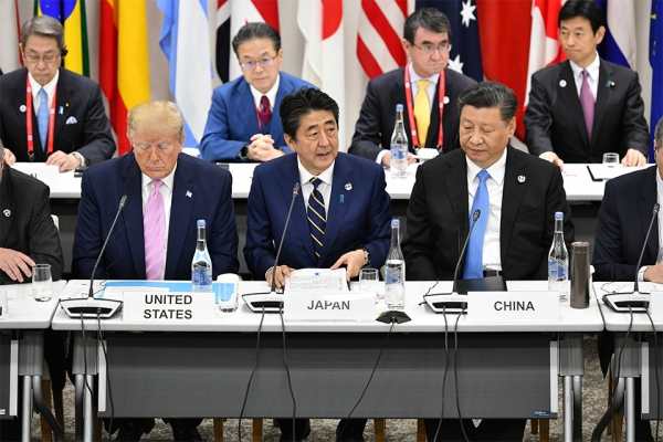 오사카 G20 정상회의에 참석한 미국, 일본, 중국 정상이 한 자리에서 미-중 무역전쟁의 휴전과 협상 재개를 발표하는 모습. 사진: G20