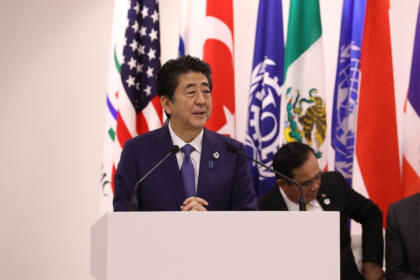 아베 신조 총리는 의장국으로서 6월29일 끝난 오사카 G20 정상회의에서 '자유무역 촉진'을 담은 공동성명을 채택한 지 이틀 뒤인 7월1일 일본 국내법에도 위배되는 터무니없는 근거로 한국에 대한 수출규제 강화 조치를 발표했다. 사진: G20