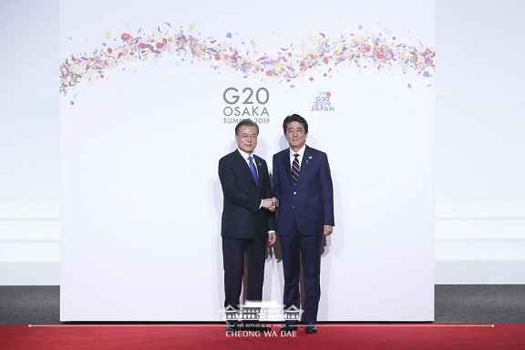 문재인 대통령이 지난 6월 28일 인텍스 오사카에서 열린 G20 정상회의 공식 환영식에서 아베 일본 총리와 기념촬영을 하고 있다. 사진=정책브리핑