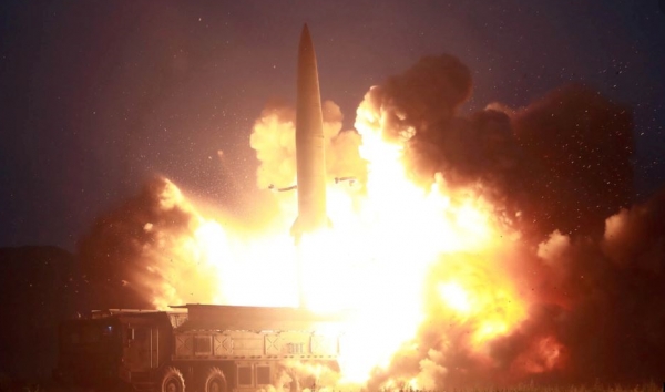 북한이 8월6일 공개한 신형유도탄 발사 장면.