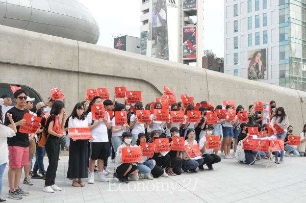 지난 6월 15일 동대문 디지털플라자 앞에서 국내에 거주하는 홍콩 유학생들이 홍콩시위에 대한 연대와 지지를 호소하는 서명운동을 벌이고 있다. 사진=이코노미21