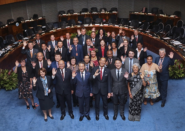 제70차 WHO서태평양지역총회에 참석한 박능후 보건복지부 장관(앞줄 왼쪽 세번째)과 33개국 대표들이 기념촬용을 하고 있다. 사진=보건복지부