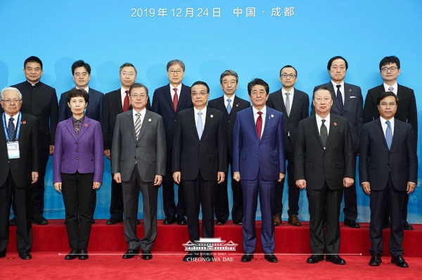 문재인 대통령은 24일(화) 중국 청두에서 개최된 "제7회 한일중 비즈니스 서밋"에 참석해 "한일중 3국의 경제협력 방향"을 주제로 기조연설을 했다. 사진=청와대