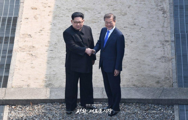 지난 4월 27일 문재인 대통령과 김정은 국무위원장이 판문점 군사분계선에서 만나 악수를 하고 있다. 사진=청와대