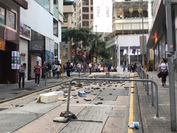 지난해 11월 11일 홍콩 민주화 시위 당시 홍콩 센트럴역 앞에서 경찰의 강경진압에 대비해 시위대들이 돌 등을 깨 거리에 던져놓았다. 사진=박철순