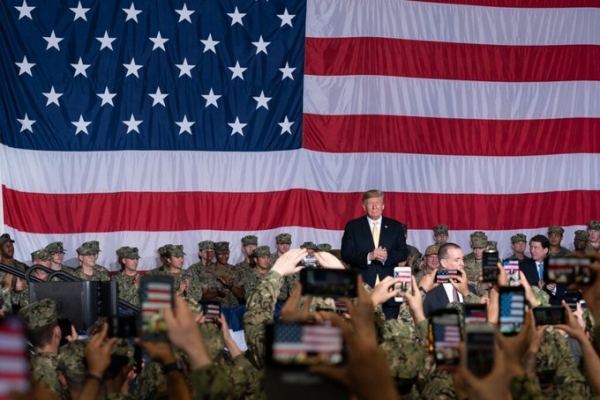 트럼프 미국 대통령이 12일 2020 미국 국기(성조기)기념일과 국기주간을 선포하고 있다. 사진=트럼프 트위터
