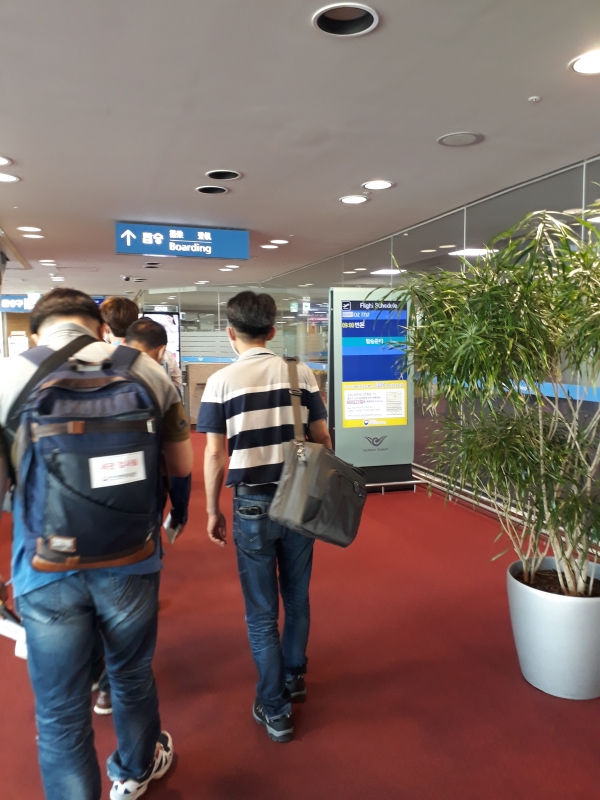 베트남 정부로부터 예외입국을 승인받은 기업인들이 지난 6월9일 베트남행 항공기에 탑승하기 위해 기다리고 있다. 이들 기업인들은 베트남 입국 후 14일의 의무격리를 해야 한다. 사진=이코노미21