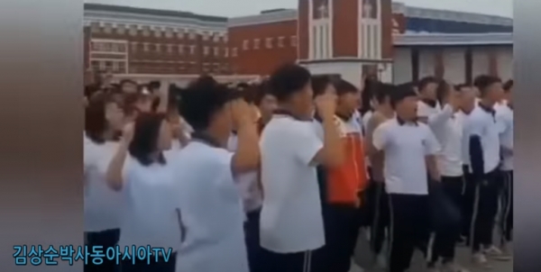 몽골어교육 금지정책 시행에 반발해 중고등 학생들이 수업을 거부하고 교내 운동장에서 시위를 하고 있다.