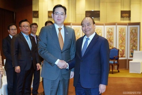 이재용 삼성전자 부회장이 지난해 11월 28일 응우옌 쑤언 푹 베트남 총리를 만나 악수를 하고 있다. 사진=베트남정부 페이스북