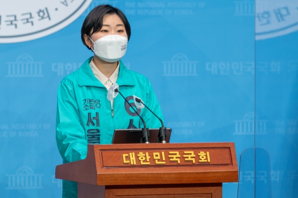 신지혜 기본소득당 서울시장 후보는 18일 오후 2시 국회에서 기자회견을 열고 “불공정하고 기울어진 선거운동의 장벽을 다시금 확인한다”고 밝혔다.