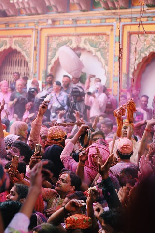 인도에서 변이바이러스로 신규확진자가 급증하고 있음에도 힌두 축제에 참석한 사람들은 방역을 제대로 지키지 않아 우려가 커지고 있다. 인도 힌두 축제. 출처=출처 UNsplash