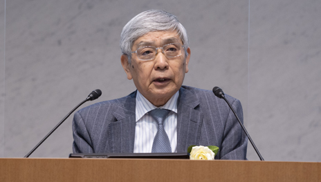구로다 일본은행 총재는 25일 의회에 출석해 "일반적으로 엔화 약세가 일본 경제에 긍정적이라는 견해에 변화는 없다"고 말했다.