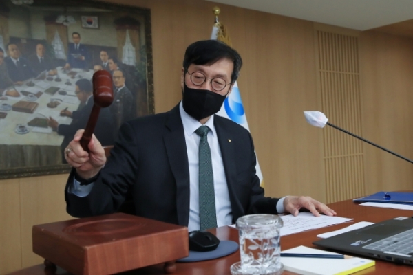 13일 열린 금융통화위원회에서 이창용 한국은행 총재가 의사봉을 두드리고 있다. 사진=한국은행