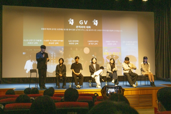 지난 5월7일 `얄돌몽 영화제`에서 상영된 단편영화 감독들이 관객들과 영화에 대해 얘기하고 있다-이코노미21