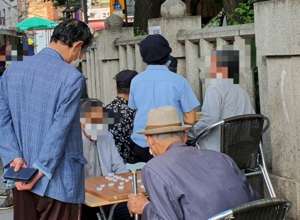 노인빈곤율 세계 1위 한국에서 살고 있는 노인은 70세가 넘어서도 진정한 은퇴를 하지 못하고 있다. 사진=이코노미21